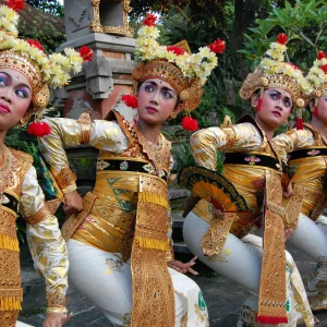 Endonezya turu yerel dans gösterisi