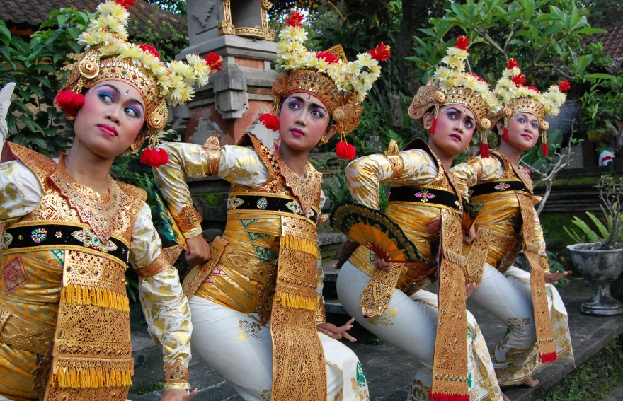 Endonezya turu yerel dans gösterisi